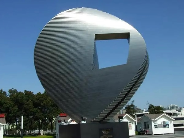 根據雕刻方法的不同，可分為圓形雕刻和浮雕